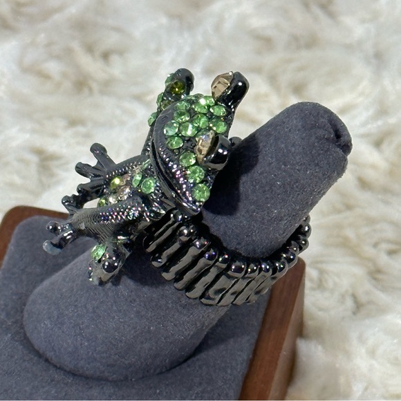 🔥SALE 4/$25 🐸 Adorable Frog Fashion Ring with Stretchy Band - Picture 5 of 7